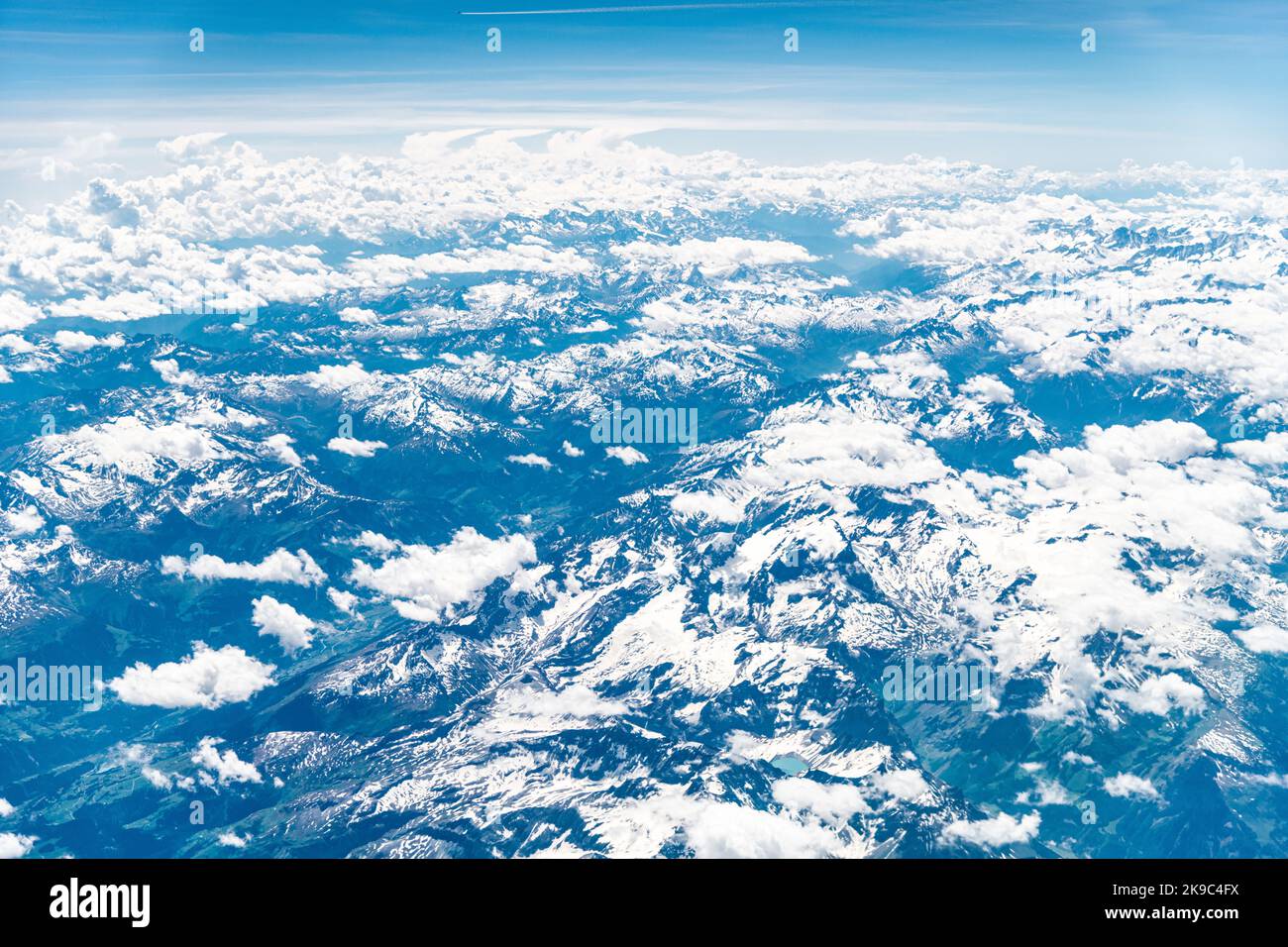 Vue sur la chaîne de montagnes des Alpes depuis un avion Banque D'Images