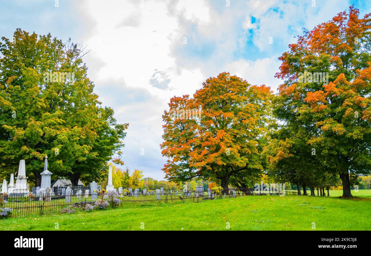 cimetière avec pierres tombales blanches avec couleurs vives d'automne de feuillage Banque D'Images