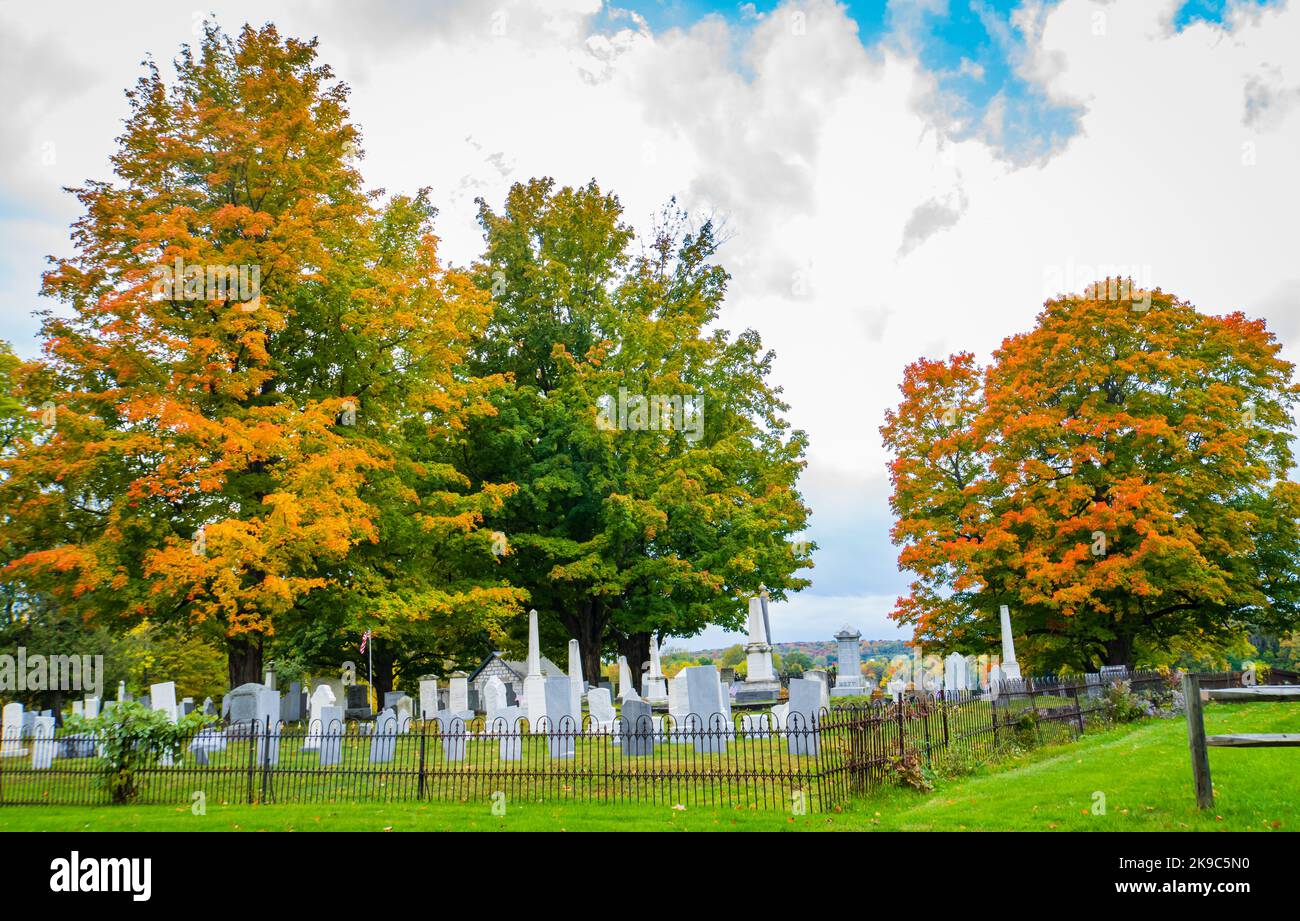 cimetière avec pierres tombales blanches avec couleurs vives d'automne de feuillage Banque D'Images