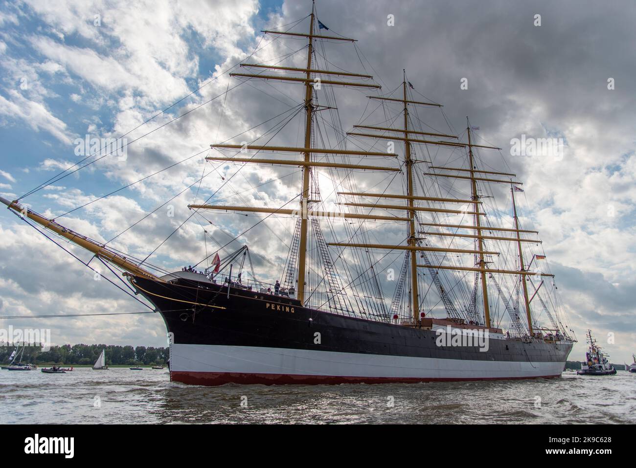 Le grand bateau Pékin - Grand vieux vieux grand navire sur la rivière elbe près de Hambourg Allemagne - Die Pékin kommt nach Hambourg Banque D'Images