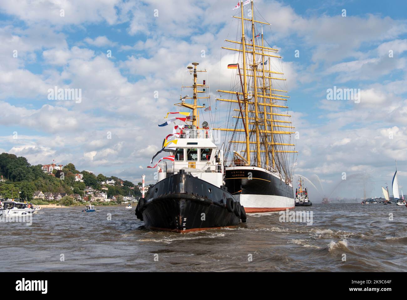 Le grand bateau Pékin - Grand vieux vieux grand navire sur la rivière elbe près de Hambourg Allemagne - Die Pékin kommt nach Hambourg Banque D'Images