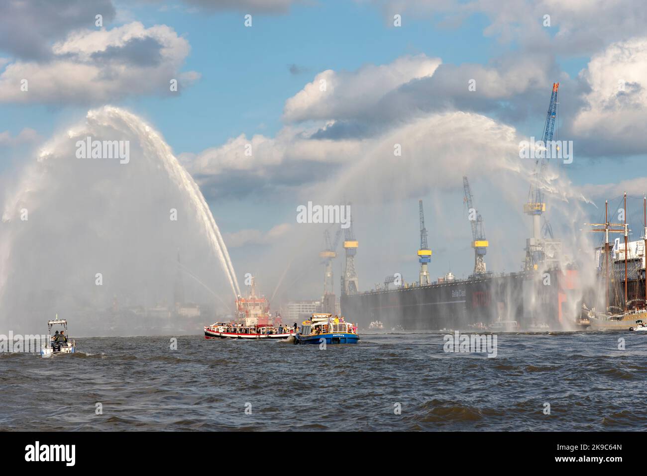 Le grand bateau Pékin - Grand vieux vieux grand navire sur la rivière elbe près de Hambourg Allemagne - Die Pékin kommt nach Hambourg Banque D'Images