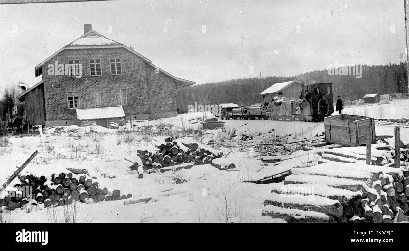 La maison de la gare de Bosjön appartenant au chemin de fer Lindfors-Bosjöns, LBB. En 1913, le chemin de fer à voie étroite a été achevé entre Lindfors et Bosjön, un projet dirigé par le patron de l'utilité, Albert Bergström. Son idée était de construire un chemin de fer léger et bon marché, avec de faibles coûts de fabrication et d'entretien. Le trafic se composait principalement de marchandises provenant des Scieries et des forêts voisines, mais le trafic de passagers apparaissait également sur la ligne. LBB avait deux locomotives à vapeur simples, Petter et Lotta. La locomotive sur la photo est Petter. LBB a fait faillite au début de 1920s et a été racheté peu de temps après b Banque D'Images