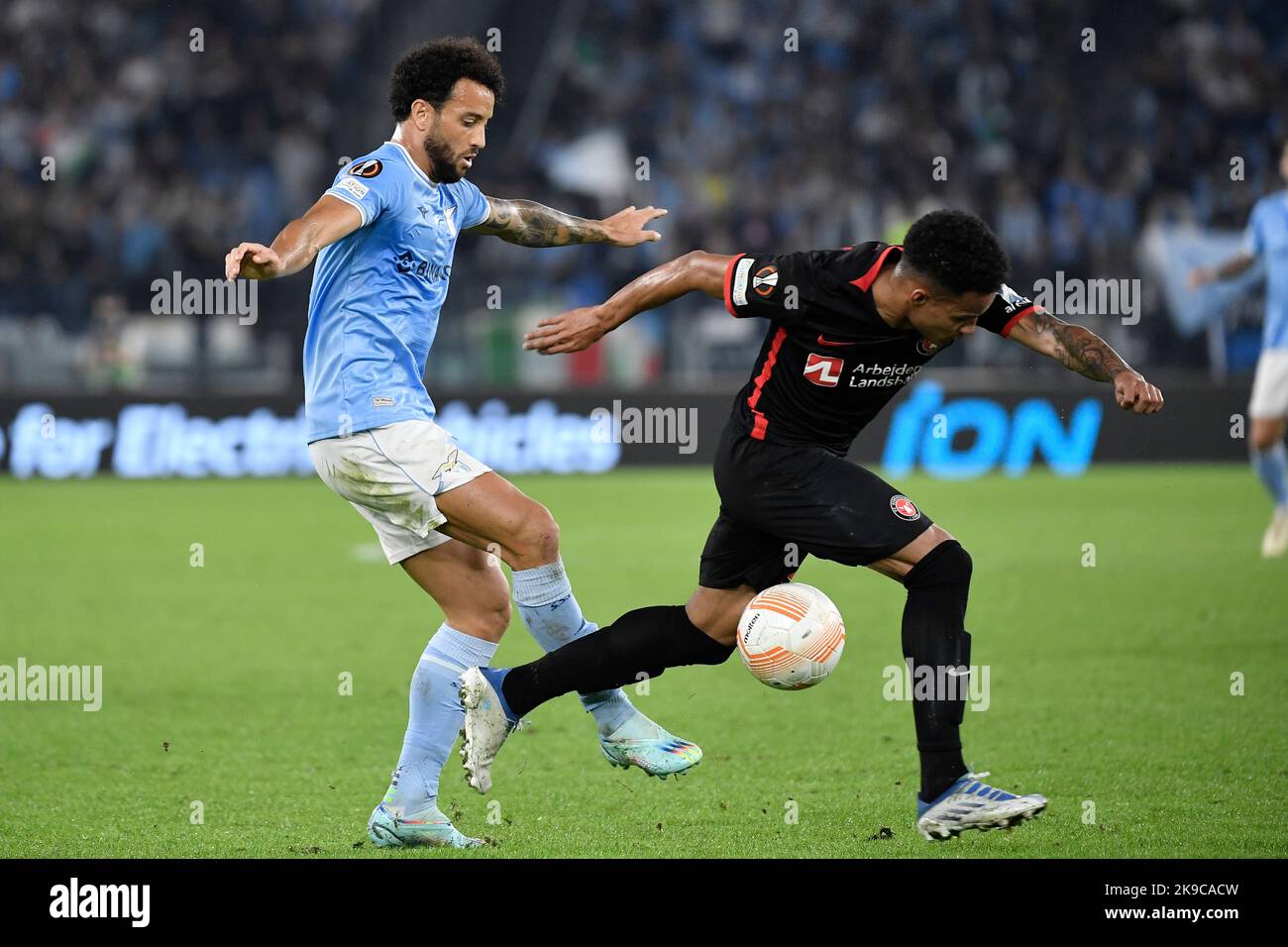 Roma, Italie. 27th octobre 2022. Felipe Anderson de SS Lazio et Paulo Victor da Silva alias Paulinho de Midtjylland lors du match de football du Groupe F de l'Europa League entre SS Lazio et Midtjylland au stade Olimpico à Rome (Italie), 27 octobre 2022. Photo Andrea Staccioli/Insidefoto crédit: Insidefoto di andrea staccioli/Alamy Live News Banque D'Images