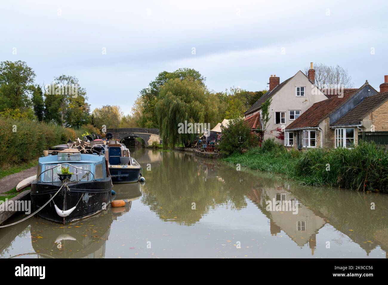 Barges et bateaux étroits sur le canal de Kennet et Avon amarrés par le Barge Inn, près de seen Lock, Wiltshire Royaume-Uni Banque D'Images