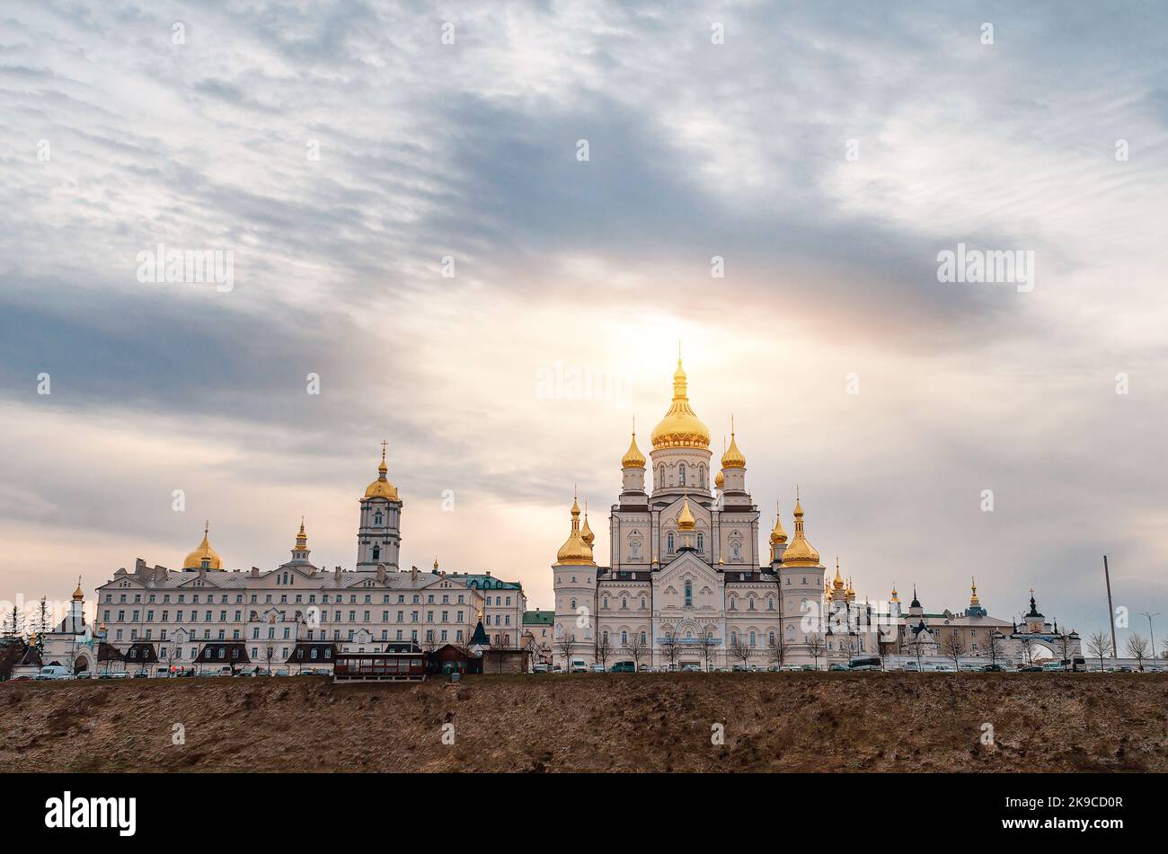 Vue magique de la Sainte Dormition Pochayiv Lavra en Ukraine. Vue panoramique. Lumière du soleil sur le monastère Banque D'Images
