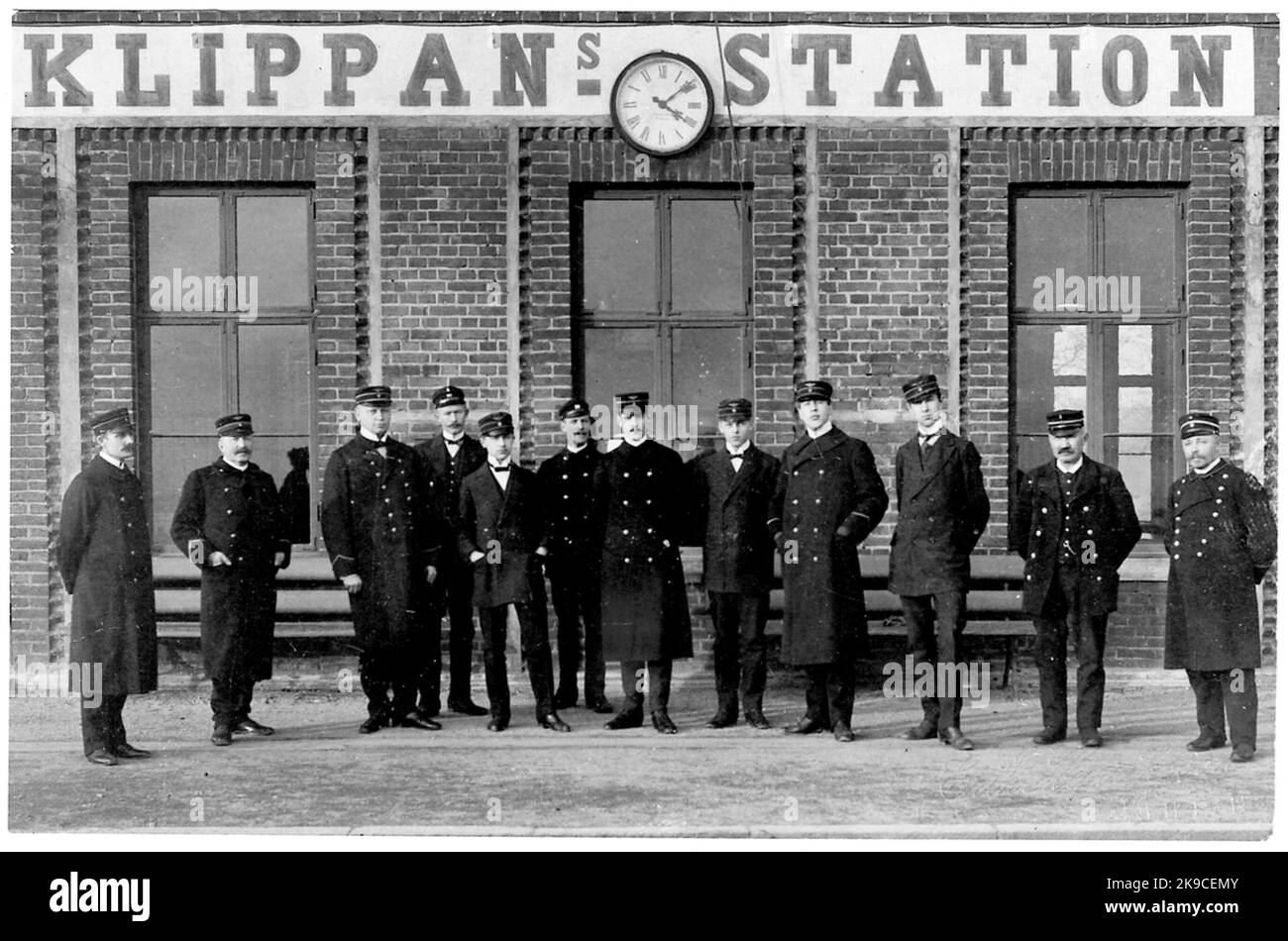 Personnel de la station avec l'inspecteur de la station Theodor Rytoft à Klippan. Banque D'Images