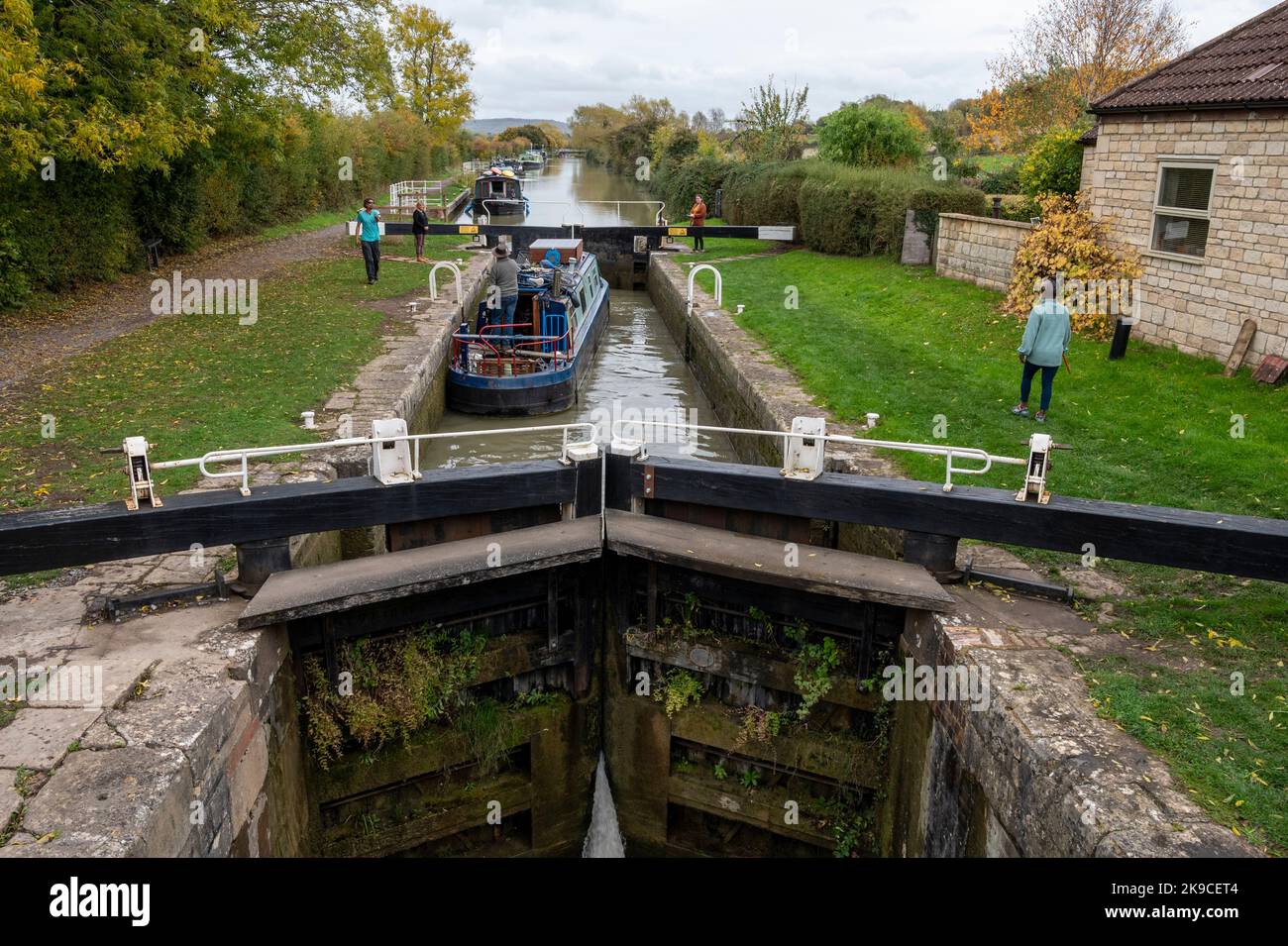 Une barge traditionnelle à l'intérieur des portes d'écluse de Seend Top Lock, Kennet et Avon Canal, Wiltshire Royaume-Uni. Banque D'Images
