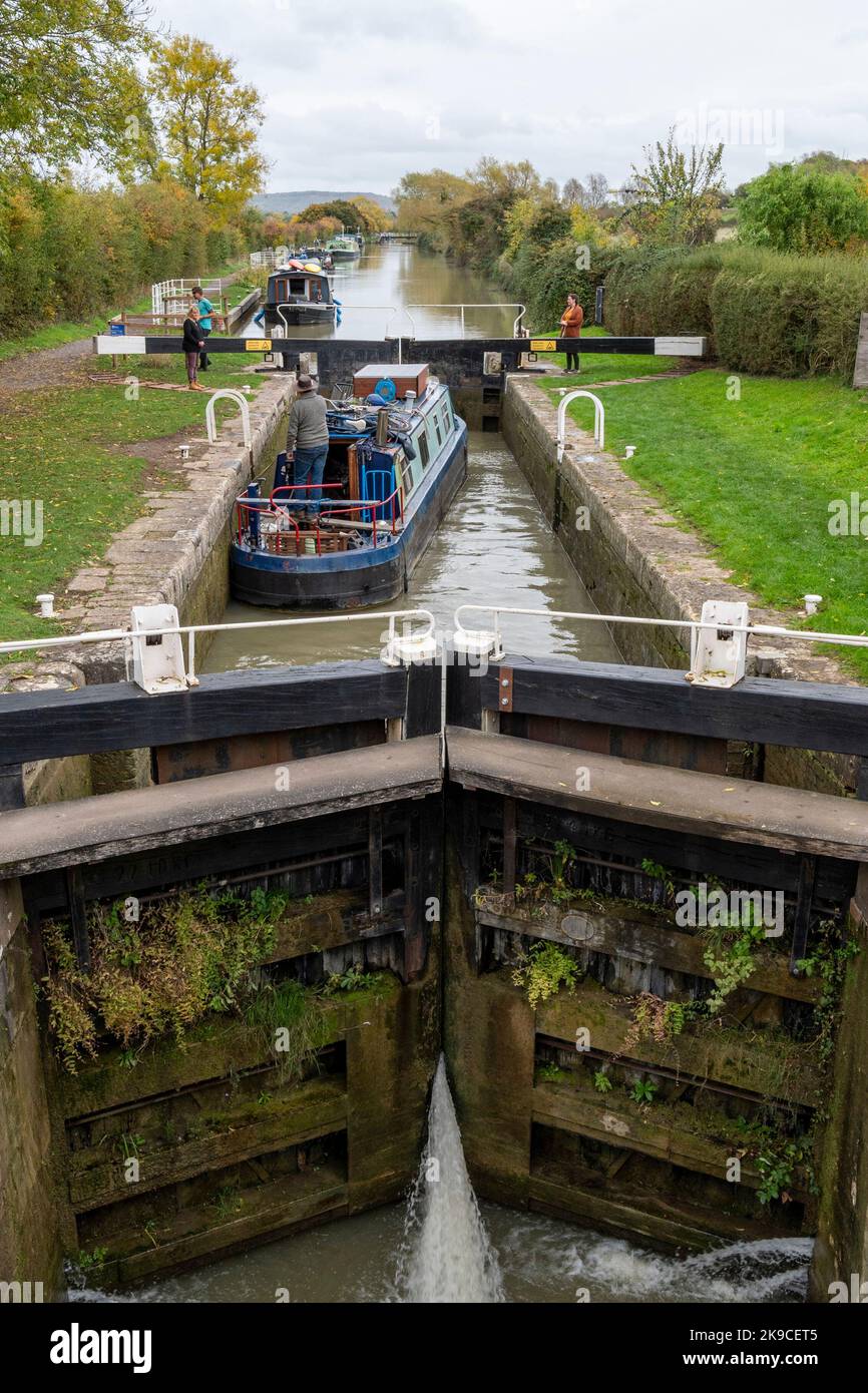 Une barge traditionnelle à l'intérieur des portes d'écluse de Seend Top Lock, Kennet et Avon Canal, Wiltshire Royaume-Uni. Banque D'Images