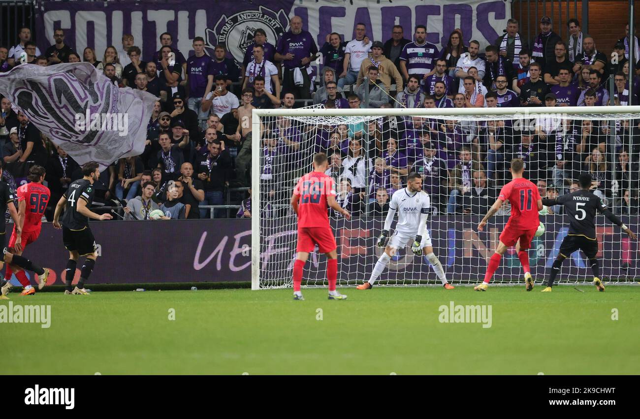 Andrea Compagno, de la FCSB, a marquant le but 1-1 lors d'un match de football entre la RSC Anderlecht belge et la FCSB roumaine, le jeudi 27 octobre 2022 à Bruxelles, le cinquième jour de la phase de groupe de la Ligue des conférences de l'UEFA. BELGA PHOTO VIRGINIE LEFOUR crédit: Belga News Agency/Alay Live News Banque D'Images