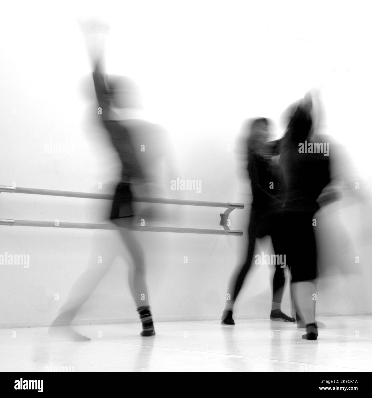 mouvement d'une danseuse et de deux de ses collègues gelé dans une image en deux dimensions Banque D'Images