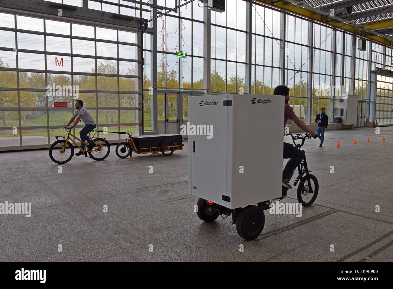 Haarlem, pays-Bas, 27th octobre 2022. Les gens testent les vélos de cargaison au Festival International des vélos de cargaison, qui a ouvert aujourd'hui à Haarlem. L'événement, une vitrine pour l'industrie mondiale des vélos de cargaison a des expositions de véhicules à pédale zéro émission du monde entier. L'industrie du vélo de transport se développe rapidement alors que les pays et les compagnies de livraison s'efforcent de changer les modes de transport pour zéro carbone face à la crise climatique. Les transports représentent environ 25 % des émissions mondiales de CO2. G. P. Essex/Alay Live News Banque D'Images