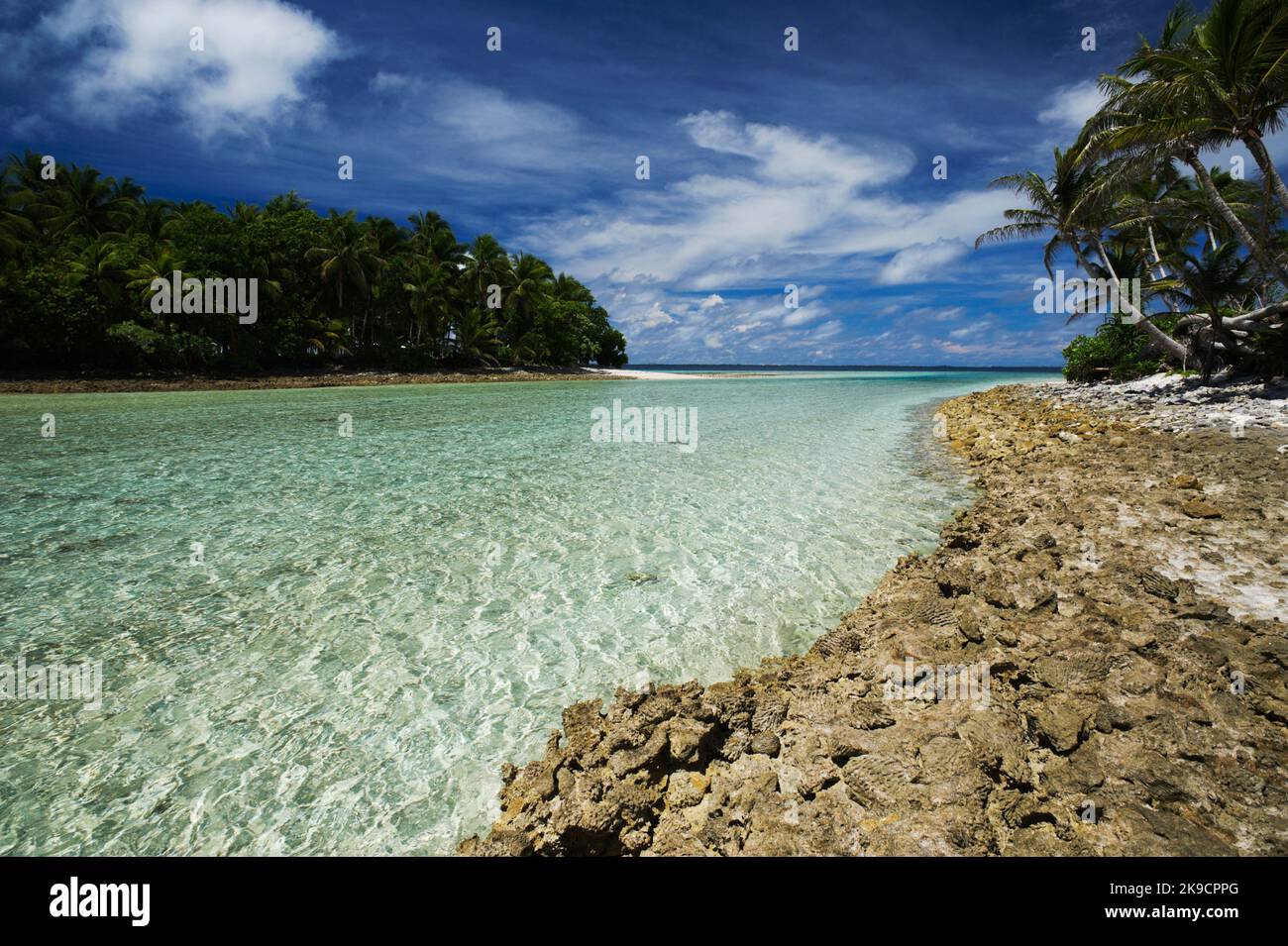 La marée haute divise deux îles sur l'île d'Eneko, Îles Marshall, 2009. Banque D'Images