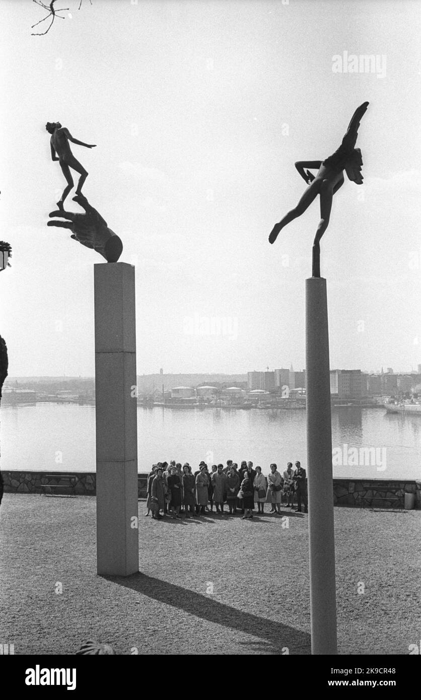 Les chemins de fer de l'État, SJ Engineering Association 50 ans. Ici, lors d'une visite au parc de sculptures de Millesgården. Au premier plan se trouve la sculpture de la main de Dieu, ainsi qu'une partie du groupe de sculptures Musgivrage Angels, tous deux créés par Carl milles. Banque D'Images