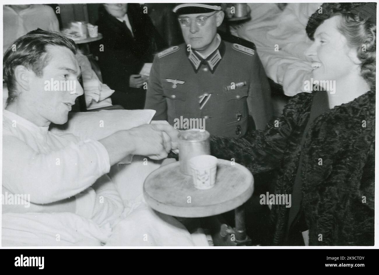 Visite de la princesse Sibylla dans un train hospitalier allemand à Krylbo 13 novembre 1941, en compagnie d'un officier nazi allemand. Banque D'Images