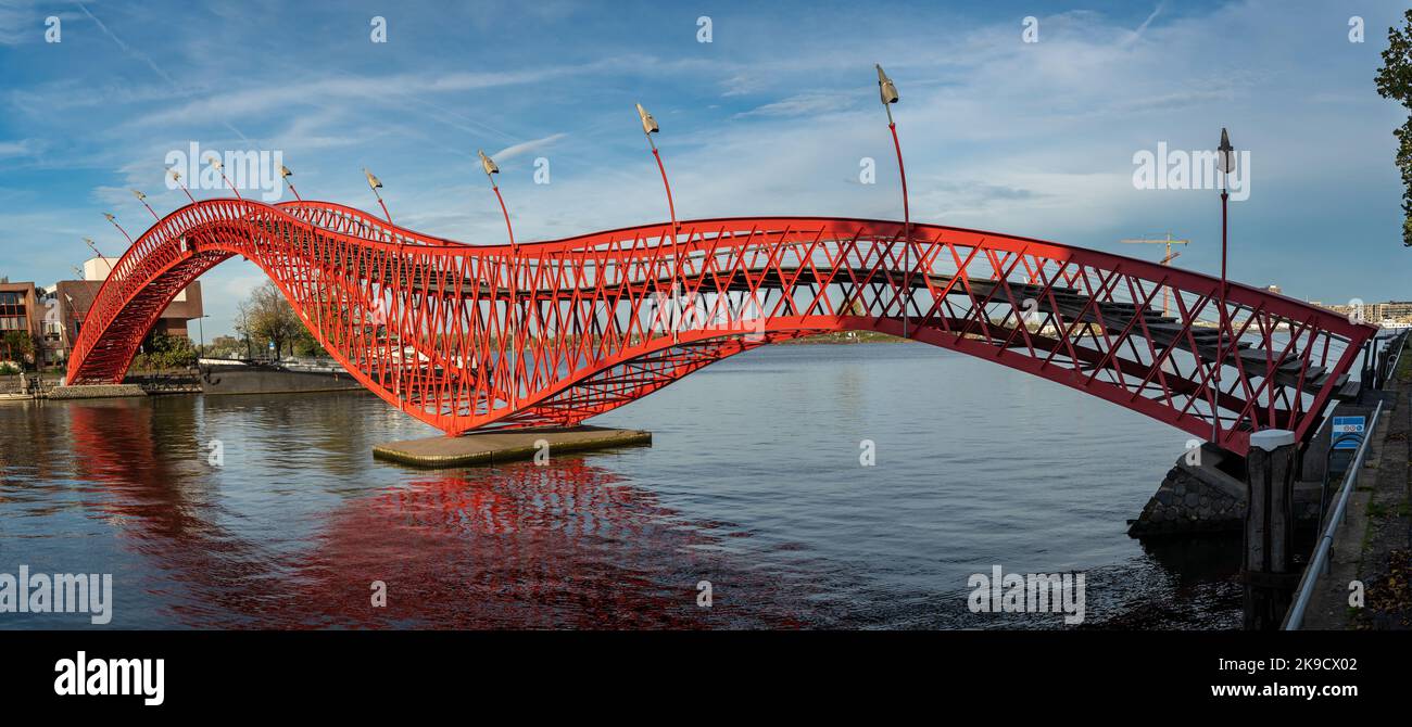 Red Python Bridge à Amsterdam, reliant Sporenburg et l'île de Bornéo dans les Docklands de l'est Banque D'Images