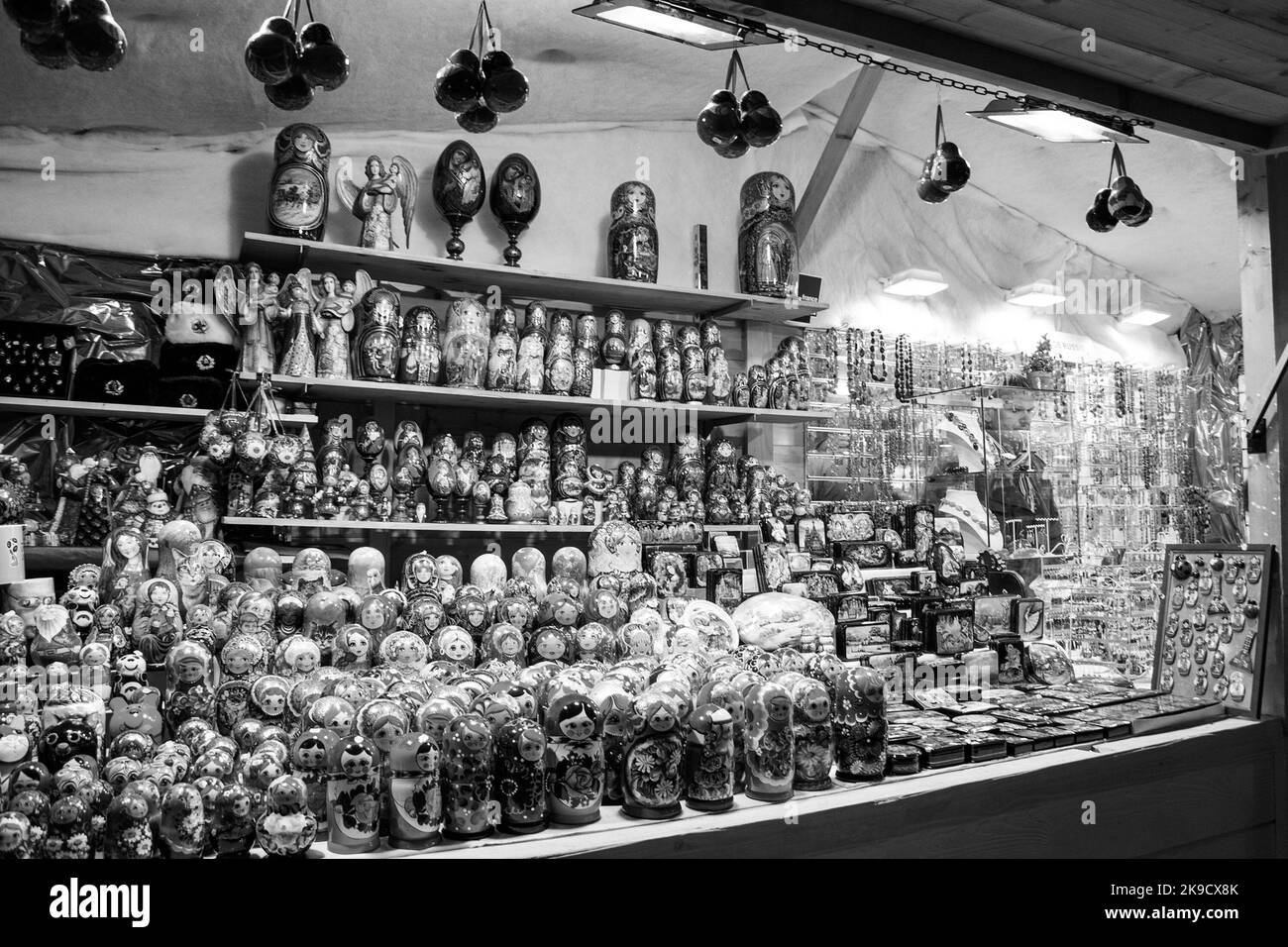 PARIS, FRANCE - 6 JANVIER 2019 : poupées russes de Matryoshka, boîtes à bijoux en bois peint, boules de noël, perles ambrées et autres souvenirs russes sur s. Banque D'Images