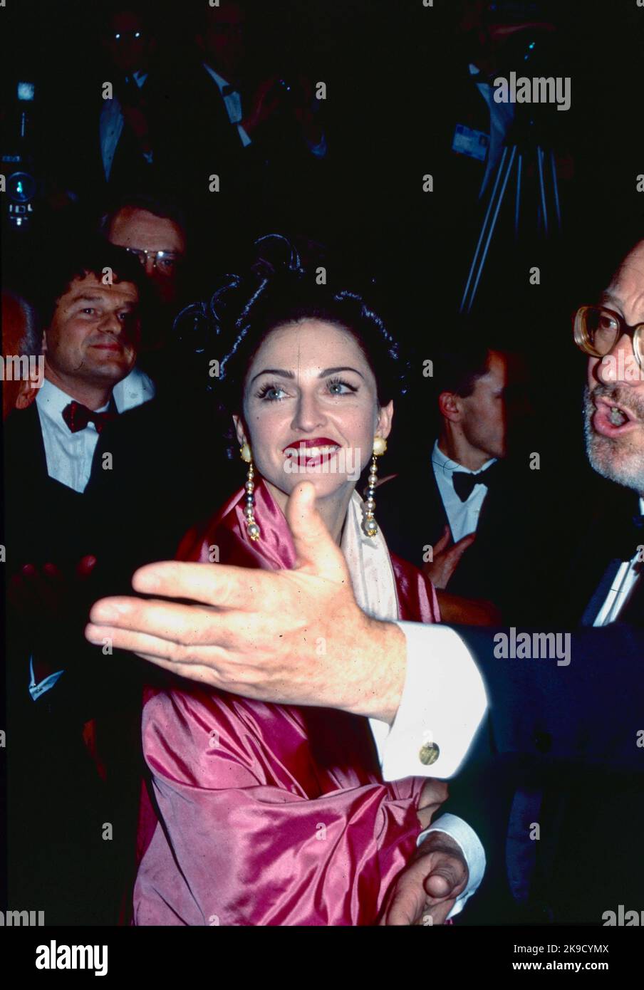 France, Cannes, 1991-05-13. 1991 Festival de Cannes Madonna sur le tapis rouge pour la projection spéciale du documentaire 'In bed with Madona' . Banque D'Images