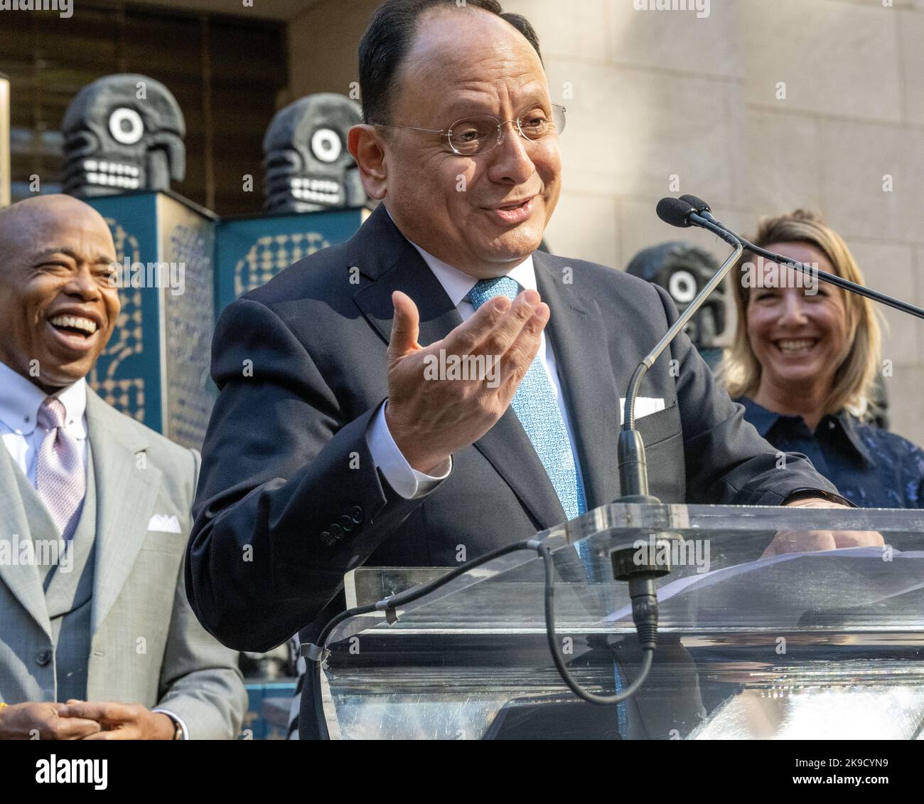New York, États-Unis. 27th octobre 2022. Le maire de New York, Eric Adams (L), rit en tant que consul général du Mexique à New York, Jorge Islas Lopez déclare que le chocolat vient du Mexique lors de l'inauguration de la semaine du Mexique: Dia de Muertos au Rockefeller Center. Credit: Enrique Shore/Alay Live News Banque D'Images