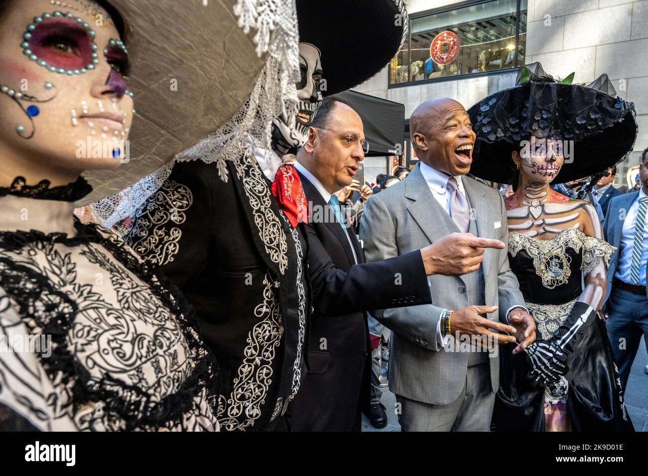 New York, États-Unis. 27th octobre 2022. Le maire de New York, Eric Adams (R), rit à côté du consul général du Mexique, Jorge Islas López, à côté des personnages traditionnels 'Catrin' et 'Catrinas' lors de l'inauguration de la semaine du Mexique: Dia de Muertos au Rockefeller Center. Credit: Enrique Shore/Alay Live News Banque D'Images