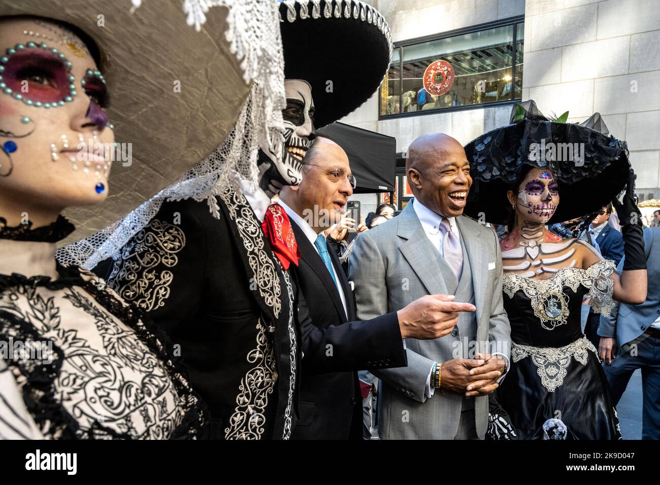 New York, États-Unis. 27th octobre 2022. Le maire de New York, Eric Adams (R), rit à côté du consul général du Mexique, Jorge Islas López, à côté des personnages traditionnels 'Catrin' et 'Catrinas' lors de l'inauguration de la semaine du Mexique: Dia de Muertos au Rockefeller Center. Credit: Enrique Shore/Alay Live News Banque D'Images