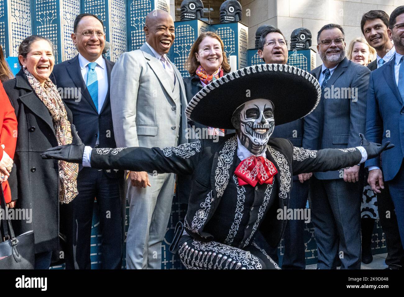 New York, États-Unis. 27th octobre 2022. Le maire de New York, Eric Adams (C), rit à côté du consul général du Mexique, Jorge Islas López, alors qu'un homme vêtu d'un costume traditionnel « Catrin » s'est soudainement posé devant eux tout en inaugurant la semaine du Mexique: Dia de Muertos au Rockefeller Center. Credit: Enrique Shore/Alay Live News Banque D'Images