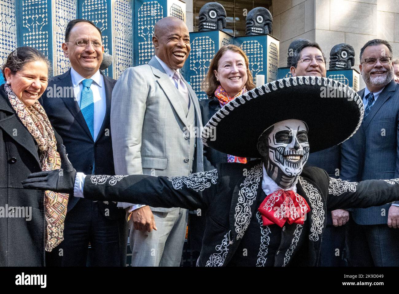 New York, États-Unis. 27th octobre 2022. Le maire de New York, Eric Adams (C), rit à côté du consul général du Mexique, Jorge Islas López, alors qu'un homme vêtu d'un costume traditionnel « Catrin » s'est soudainement posé devant eux tout en inaugurant la semaine du Mexique: Dia de Muertos au Rockefeller Center. Credit: Enrique Shore/Alay Live News Banque D'Images