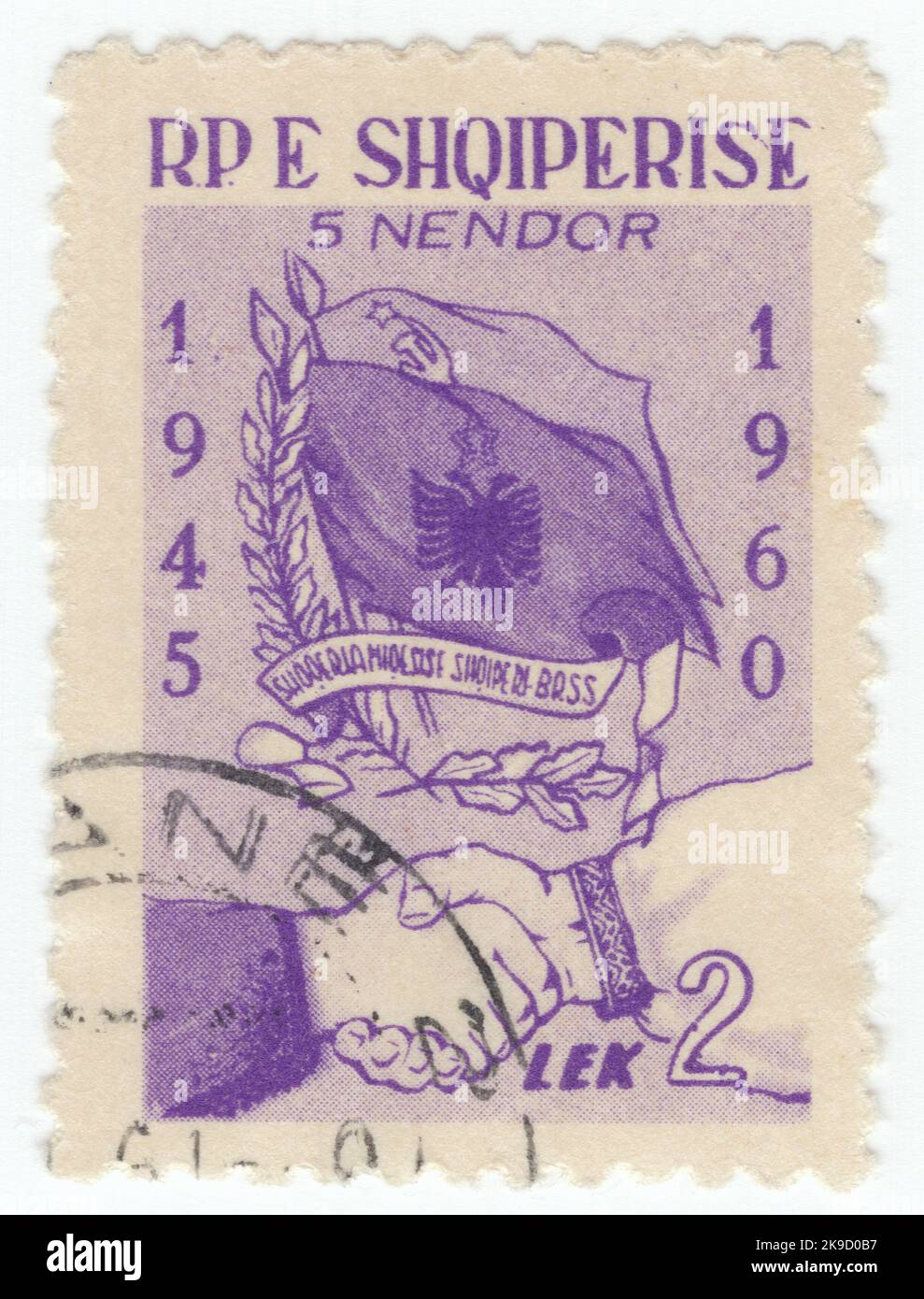 ALBANIE - 1961 : timbre-poste violet de 2 lek avec drapeaux de l'URSS et de l'Albanie. 15th anniversaire de la Société d'amitié albanaise-soviétique Banque D'Images