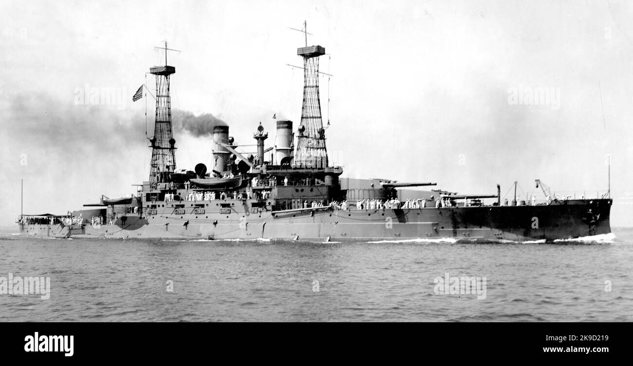 L'USS South Carolina (BB-26), le navire principal de sa classe de cutleships de dreadnought, était le quatrième navire de la marine des États-Unis à être nommé en l'honneur du huitième État. Elle a également été la première américaine dreadnught ; bien qu'elle n'ait pas incorporé la propulsion à turbine comme HMS Dreadnught, la conception de la Caroline du Sud comprenait également des aspects révolutionnaires, principalement l'arrangement de supertir de sa batterie principale. Le navire a été établi en décembre 1906 et lancé en juillet 1908 avant d'être mis en service dans la flotte de l'Atlantique des États-Unis en mars 1910. Banque D'Images L'USS South Carolina (BB-26), le navire principal de sa classe de cutleships de dreadnought, était le quatrième navire de la marine des États-Unis à être nommé en l'honneur du huitième État. Elle a également été la première américaine dreadnught ; bien qu'elle n'ait pas incorporé la propulsion à turbine comme HMS Dreadnught, la conception de la Caroline du Sud comprenait également des aspects révolutionnaires, principalement l'arrangement de supertir de sa batterie principale. Le navire a été établi en décembre 1906 et lancé en juillet 1908 avant d'être mis en service dans la flotte de l'Atlantique des États-Unis en mars 1910. Banque D'Images