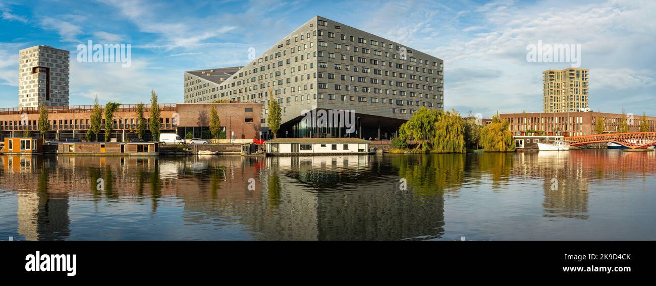 Amsterdam, pays-Bas, 27.10.2022, Panorama des Docklands de l'est, vue sur le bâtiment moderne emblématique connu sous le nom de la Baleine à Sporenburg Banque D'Images