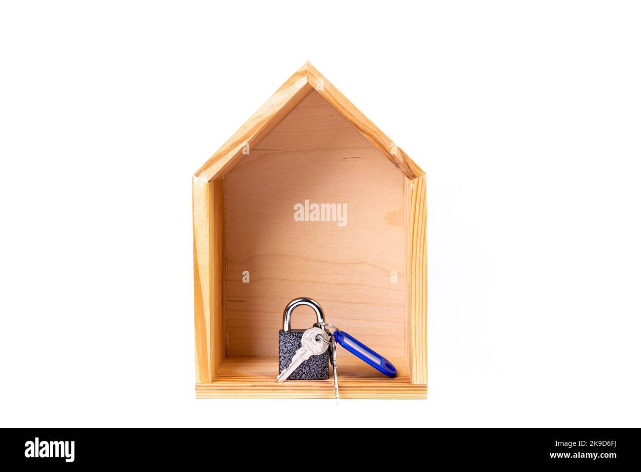 Symbole maison avec clé métallique sur fond blanc. Immobilier, concept d'assurance, hypothèque, acheter maison de vente, concept de realtor. Isolé, maison en bois, Banque D'Images