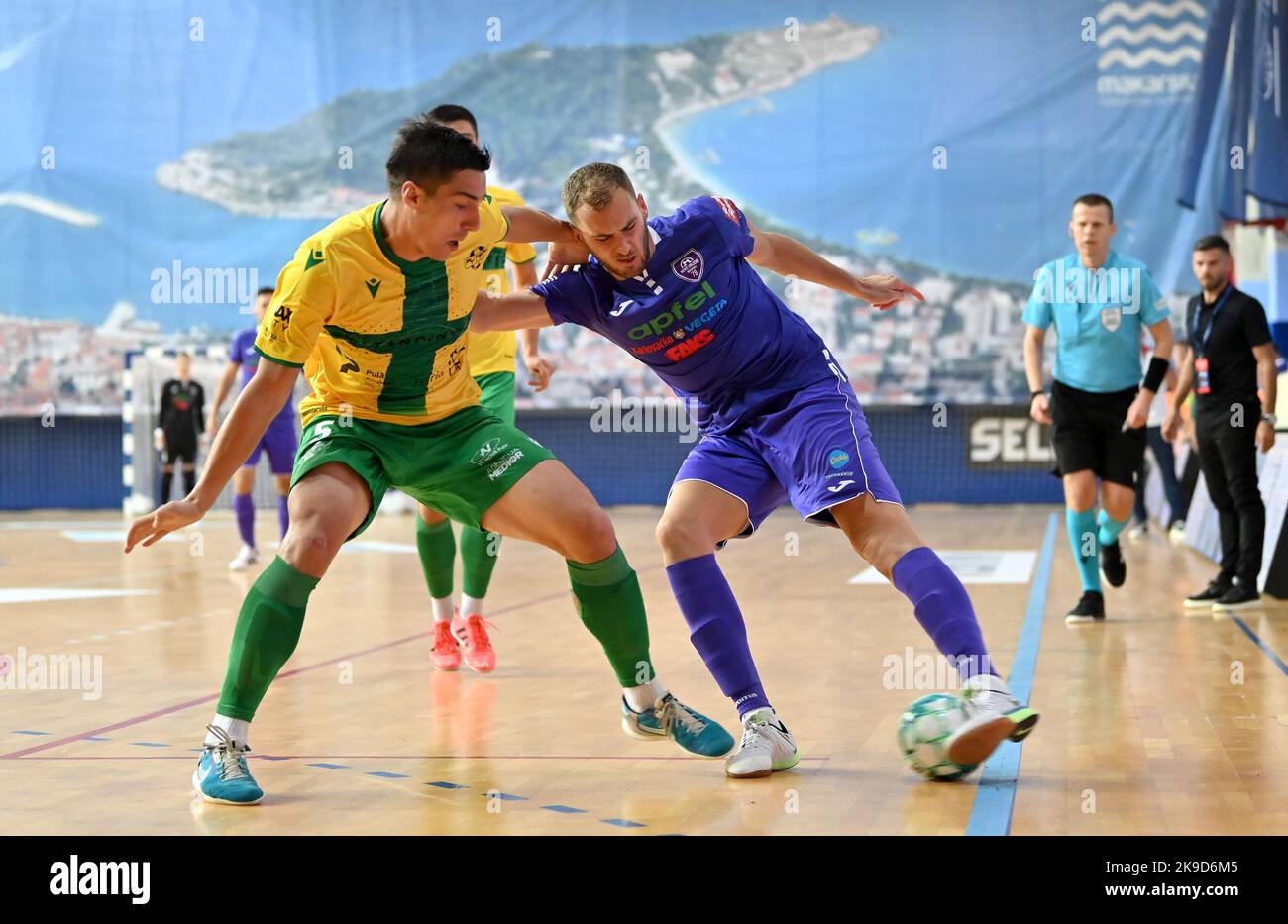 Dean Moravac de Futsal Pula et Luka Suton de Novo Vrijeme pendant le tour principal de la Ligue des champions du Futsal parcours Un groupe 2 entre Novo Vrijeme Makarska et Futsal Pula au centre sportif de ville de 27 octobre 2022 à Makarska, Croatie. Photo: Matko Begovic/PIXSELL Credit: Pixsell photo & Video Agency/Alamy Live News Banque D'Images