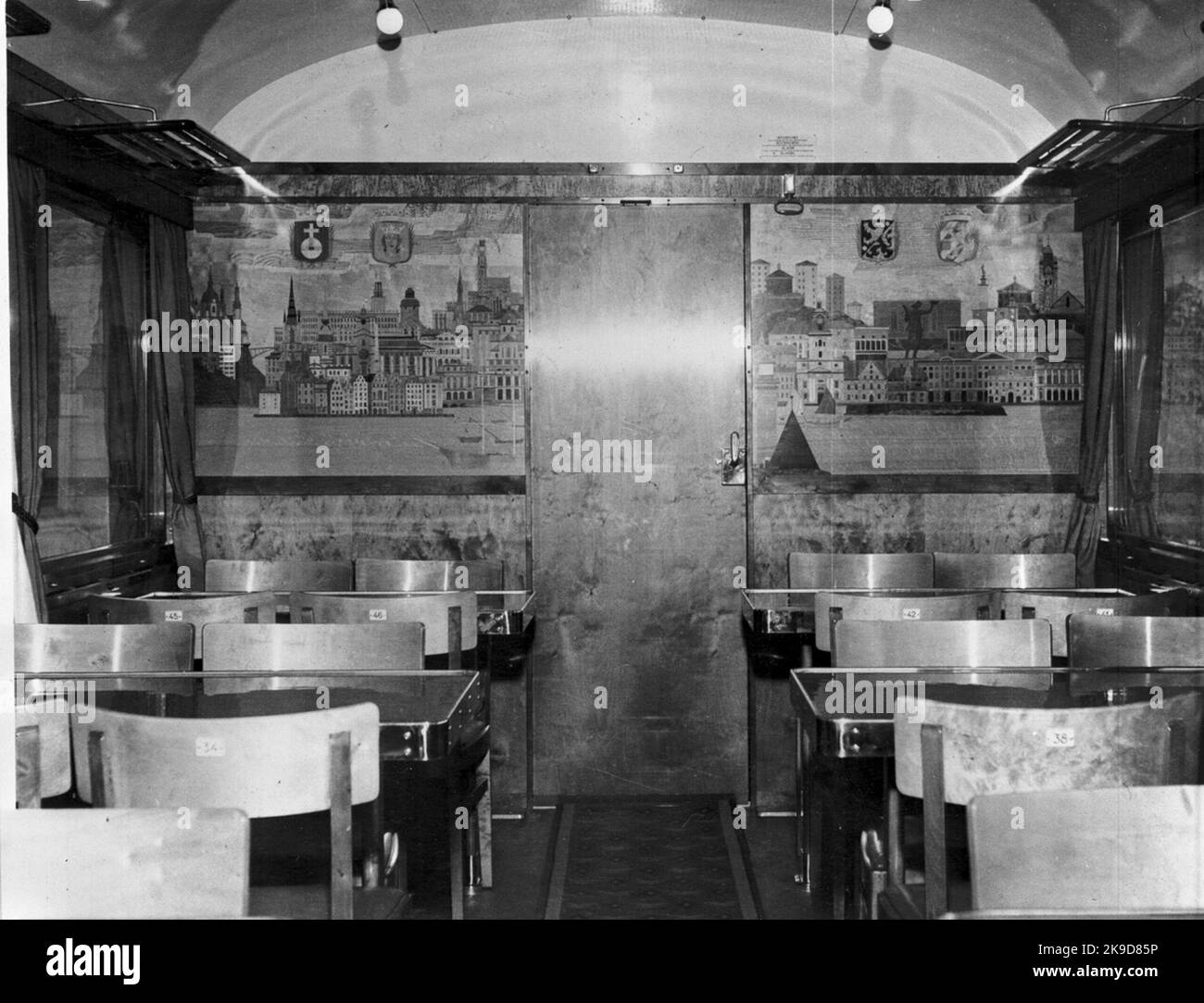 Voiture de restaurant SJ Ro3 3747. Le mur de fondation de la salle à manger est recouvert d'un intartrique créé par l'artiste Ewald Dahlskog. Le motif sur la gauche montre une vue de Stockholm, et la droite de Göteborg. Signalisation : frein d'urgence Banque D'Images