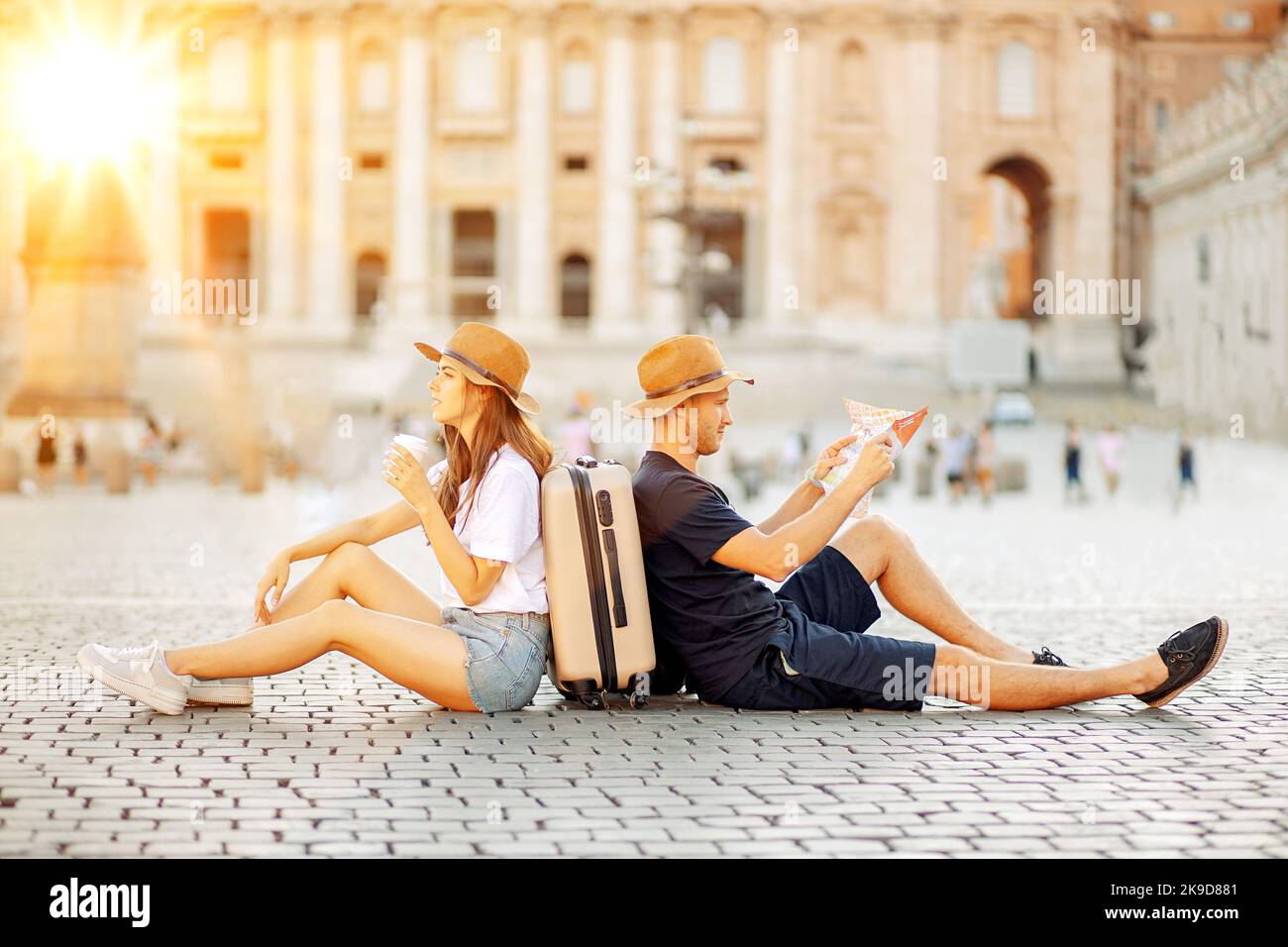 Touristes fatigués regardant une carte et boire du café à emporter. Vacances en Italie. Déménagement Banque D'Images