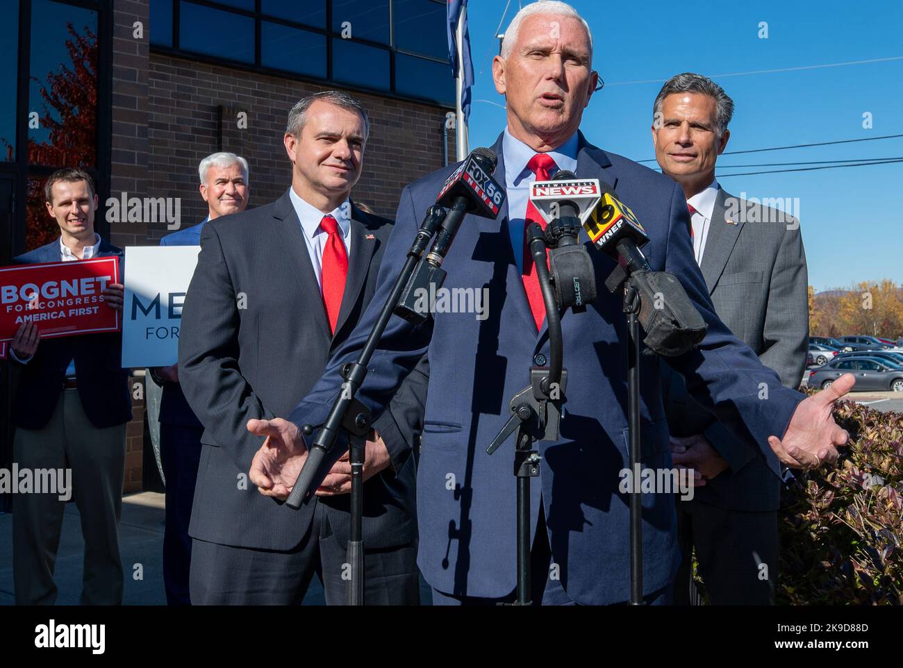 Plains, États-Unis. 27th octobre 2022. L'ancien vice-président Mike Pence s'exprime lors d'une collecte de fonds républicaine, il est flanqué de Jim Bognet et de Dan Meuser. L'ancien vice-président Mike Pence a assisté à une campagne de financement à Plains, en Pennsylvanie, pour soutenir Jim Bognet et Dan Meuser. Après le déjeuner de campagne, il a parlé aux membres des médias pendant un court moment. Crédit : SOPA Images Limited/Alamy Live News Banque D'Images