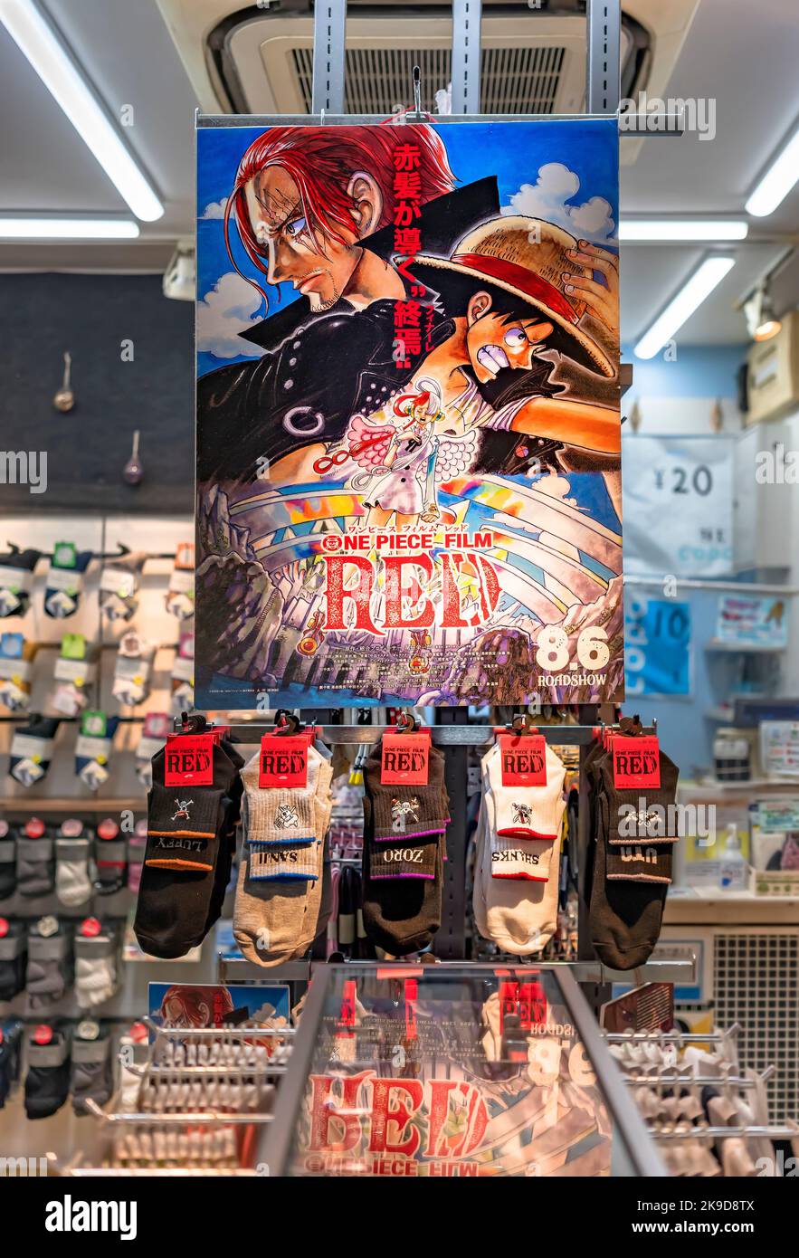 tokyo, nakano - septembre 13 2022: La boutique japonaise de chaussettes vendant des chaussettes en collaboration avec les manga et anime série d'une pièce à promouvoir avec un Banque D'Images