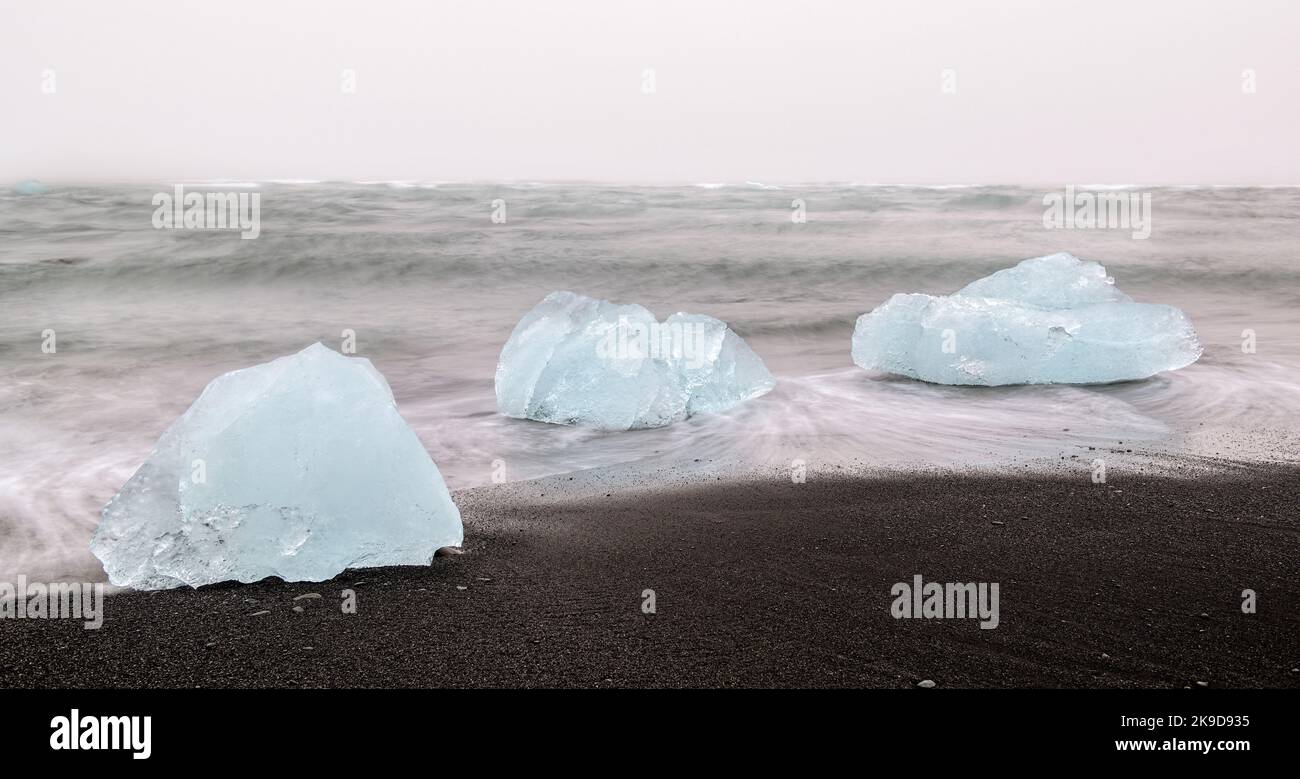 Trio de bergs de glace sur la plage de glace, à Jokulsarlon, islande Banque D'Images