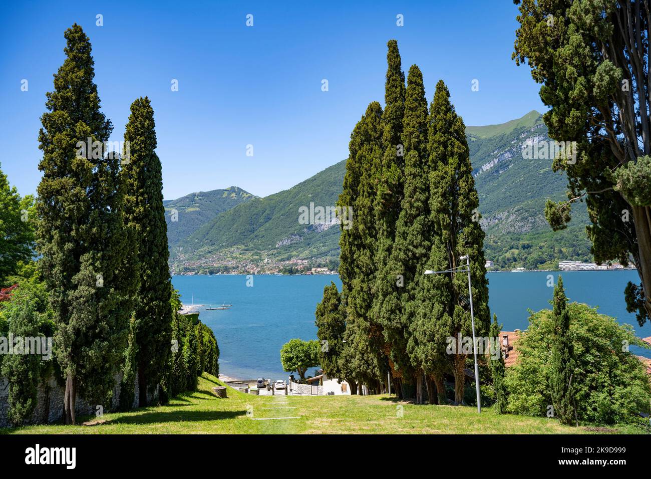Vue sur le lac de Côme au village de Loppia, Bellagio, Lombardie, Italie Banque D'Images