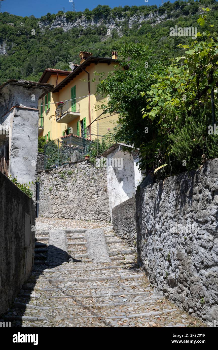 Sentier pavé à Ossuccio, Lac de Côme, Lombardie, Italie Banque D'Images