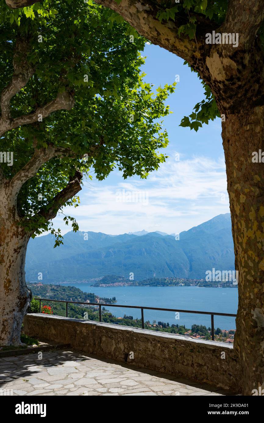 Vue sur le lac de Côme depuis le Mont Sacré d'Ossuccio, Lombardie, Italie Banque D'Images