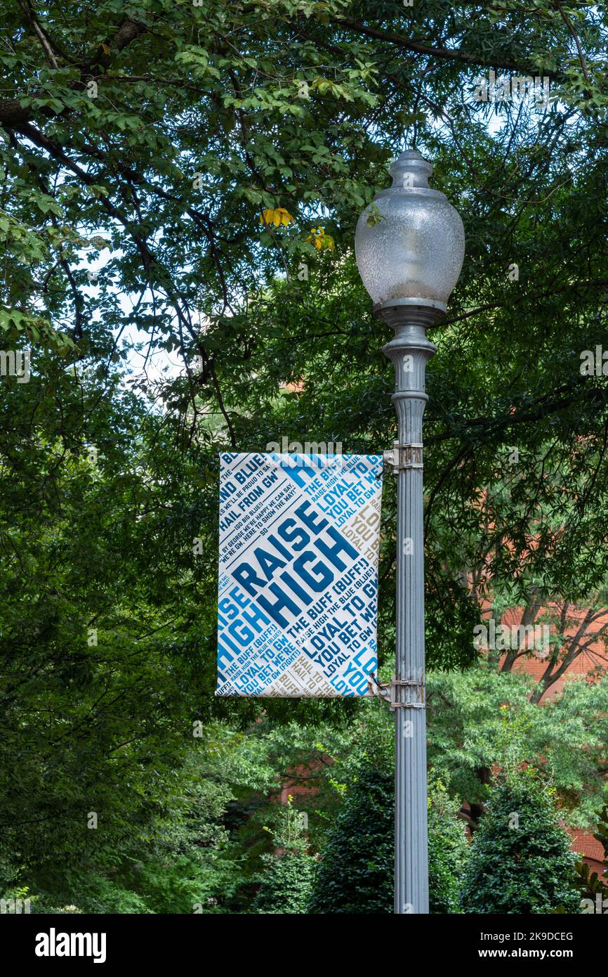 Washington, DC - 8 septembre 2022: Cette bannière avec la devise de l'école 'Raise High', sur le campus de l'université George Washington, représente les étudiants strivi Banque D'Images