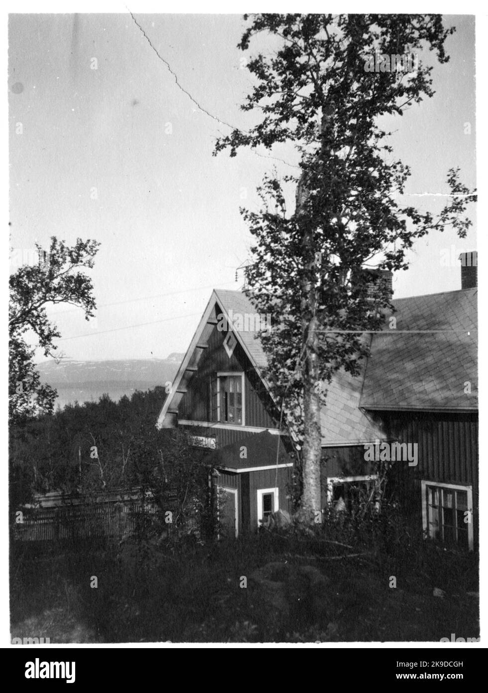 Björkliden Stationshuset de dos sidebs! Le beau bouleau de montagne. Station construite en 1902. Maison de station d'un étage en bois, modernisée en 1933. Banque D'Images