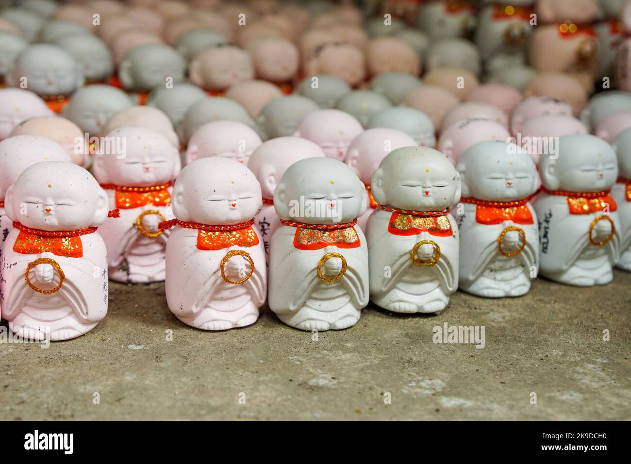 Petites figurines de moine Shinto Banque D'Images