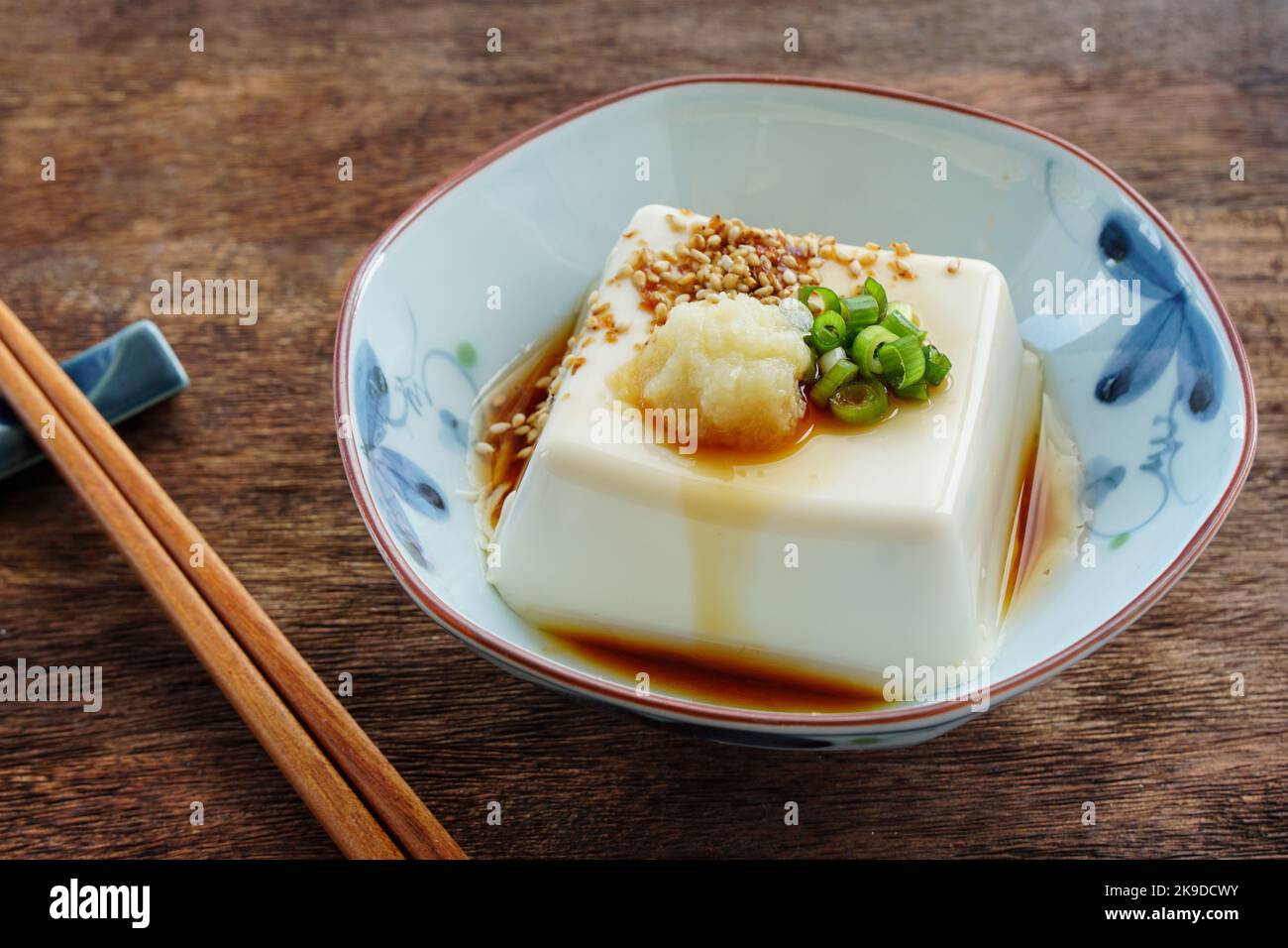 Tofu froid japonais (Hiyayakko) Banque D'Images