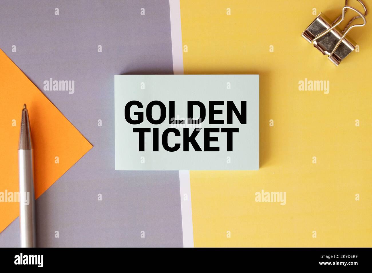 Légende du texte présentant le Golden Ticket.Vitrine d'affaires accès aux bons de réduction différée Passeport VIP Box Siège de bureau événement flashy fournitures de bureau d'école, enseignement Banque D'Images