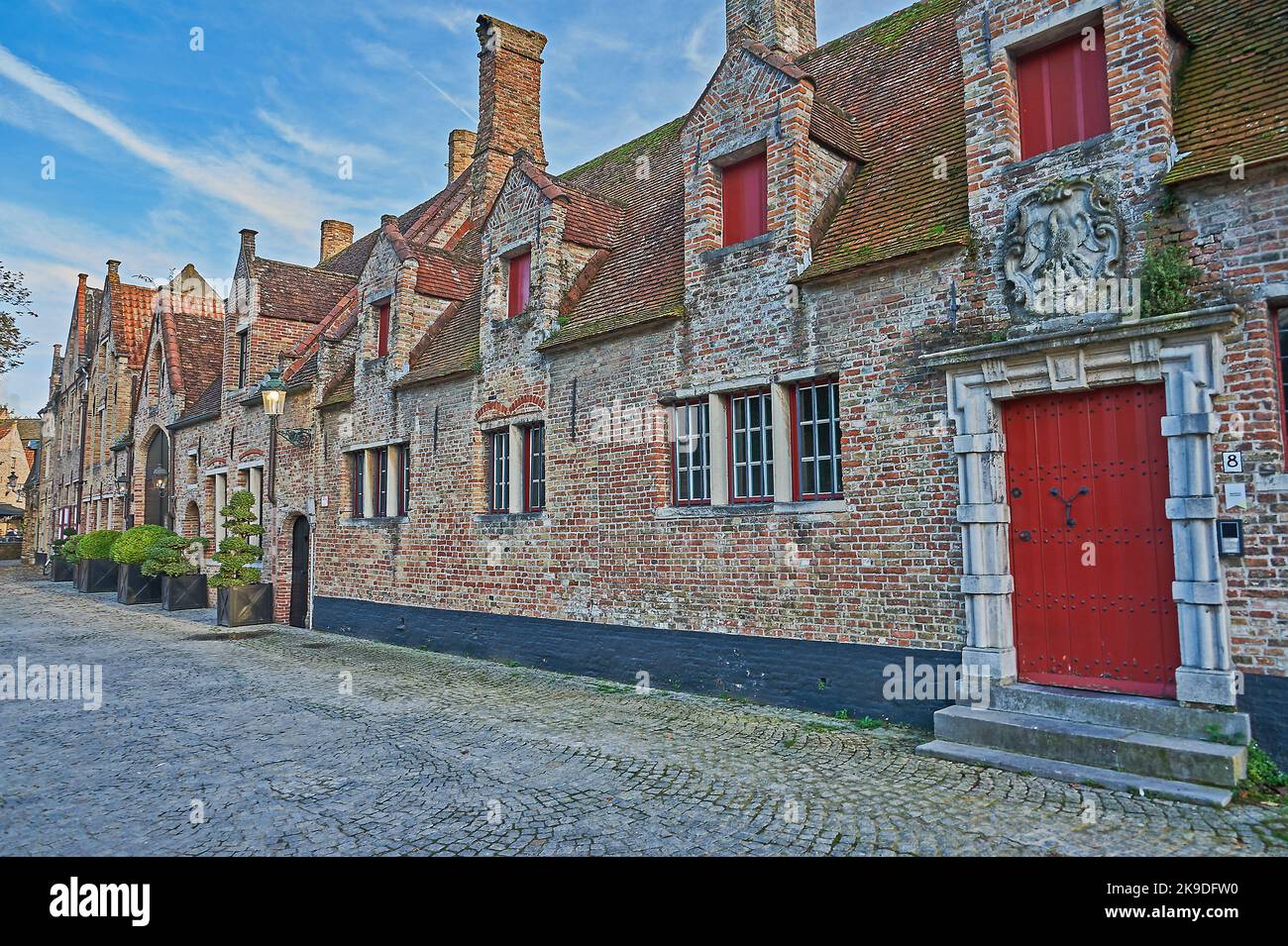 La 'Godshuis de Pélikaan', 'Het Pélikaanhuis' ou 'la Maison Pelican' est une maison historique en brique construite sur Groenerei dans la ville historique de Bruges, en Belgique Banque D'Images