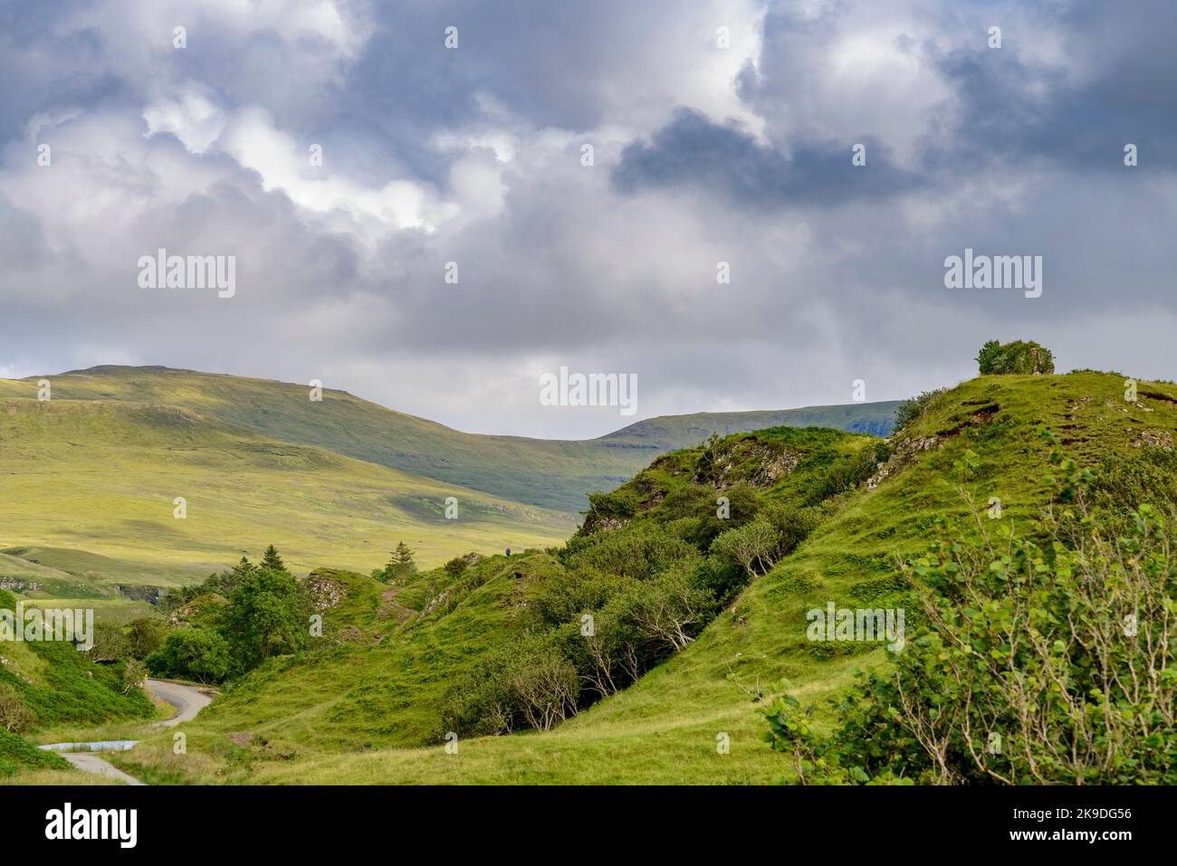 Château comme le basalte rocheux, avec de belles vues sur les collines environnantes, en forme de cône et les mounds, un mignon, surréaliste, fantasy comme, herbe couvert landsc Banque D'Images