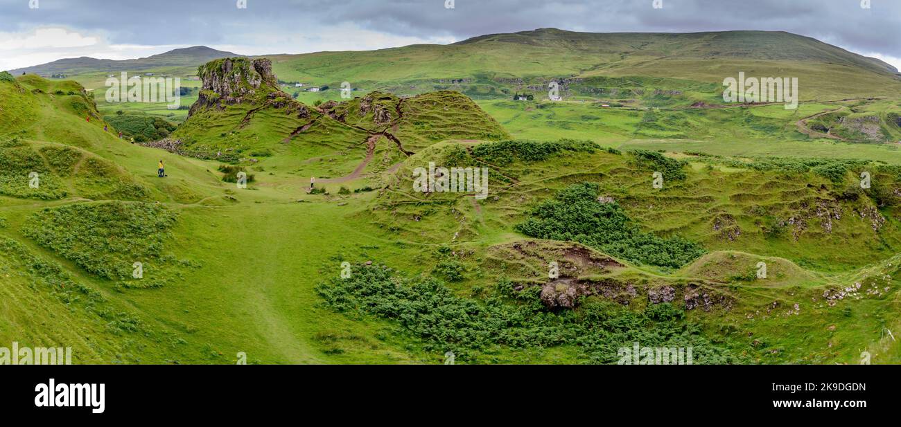 Château comme le basalte rocheux, avec de belles vues sur les collines environnantes, en forme de cône et les mounds, un mignon, surréaliste, fantasy comme, herbe couvert landsc Banque D'Images