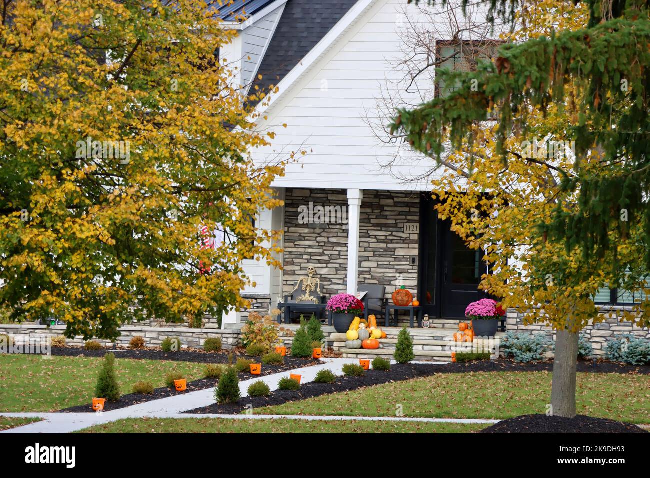 Décorations d'Halloween menant à l'avant de la maison à Lakewood, Ohio Banque D'Images