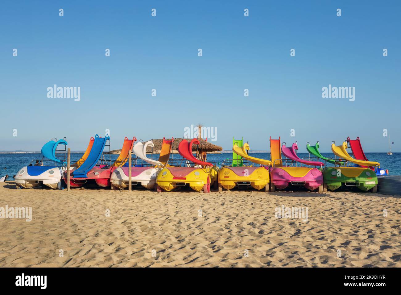 Pédalos colorés et lumineux avec toboggans à la plage de Magaluf, Majorque, Espagne Banque D'Images